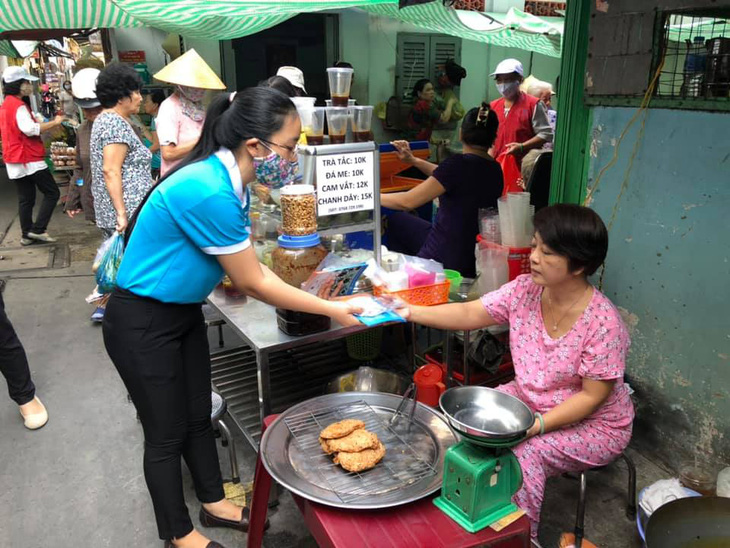 Chị em đất Sài Gòn xưa rào rào may khẩu trang vải phát miễn phí - Ảnh 6.