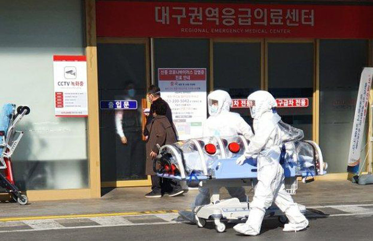 Con gái cảnh báo đi vào chỗ chết, nữ bác sĩ 60 tuổi vẫn tiến về Daegu - Ảnh 1.