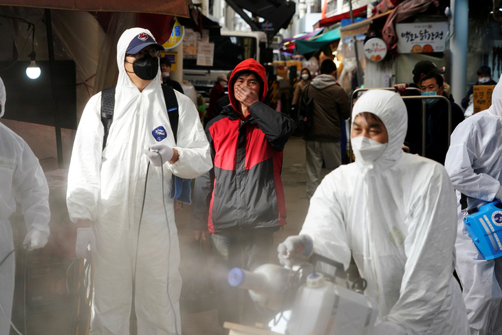 Dịch COVID-19 ngày 27-2: Số nhiễm ở Hàn Quốc lên hơn 1.700, Iran có 26 người chết - Ảnh 7.