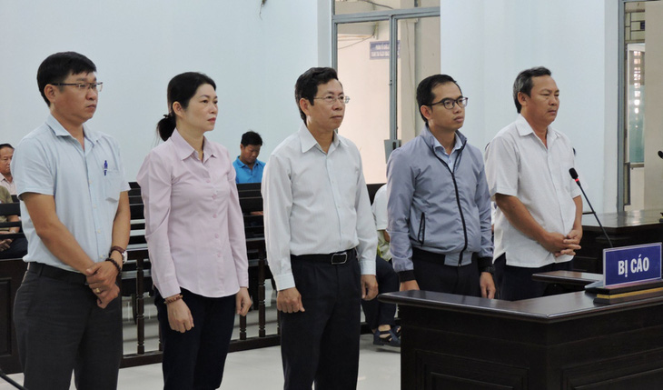 Phó chủ tịch TP Nha Trang và 4 bị cáo được đề nghị án treo - Ảnh 1.