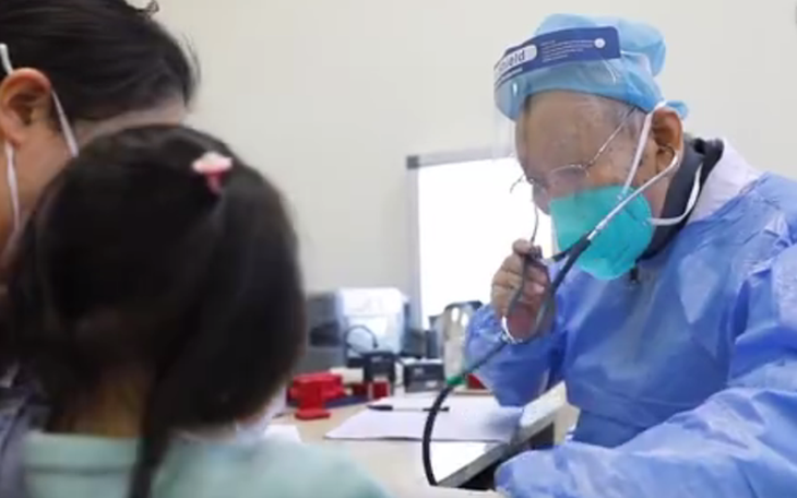 Bác sĩ 86 tuổi ngồi xe lăn kiên trì bám trụ giữa dịch COVID-19