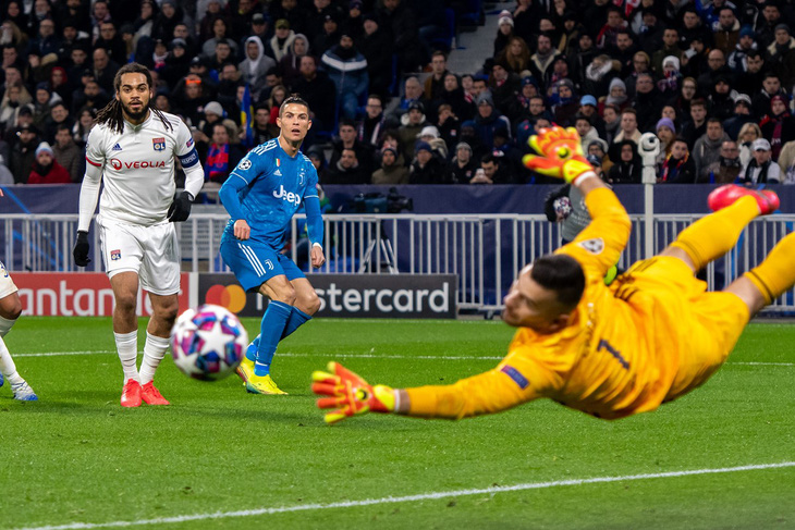 Ronaldo mất hút trên sân, Juventus phơi áo trước Lyon - Ảnh 2.