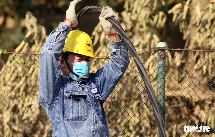 Tăng cường điện để Bệnh viện dã chiến thứ 2 của TP.HCM sẵn sàng hoạt động - Ảnh 3.