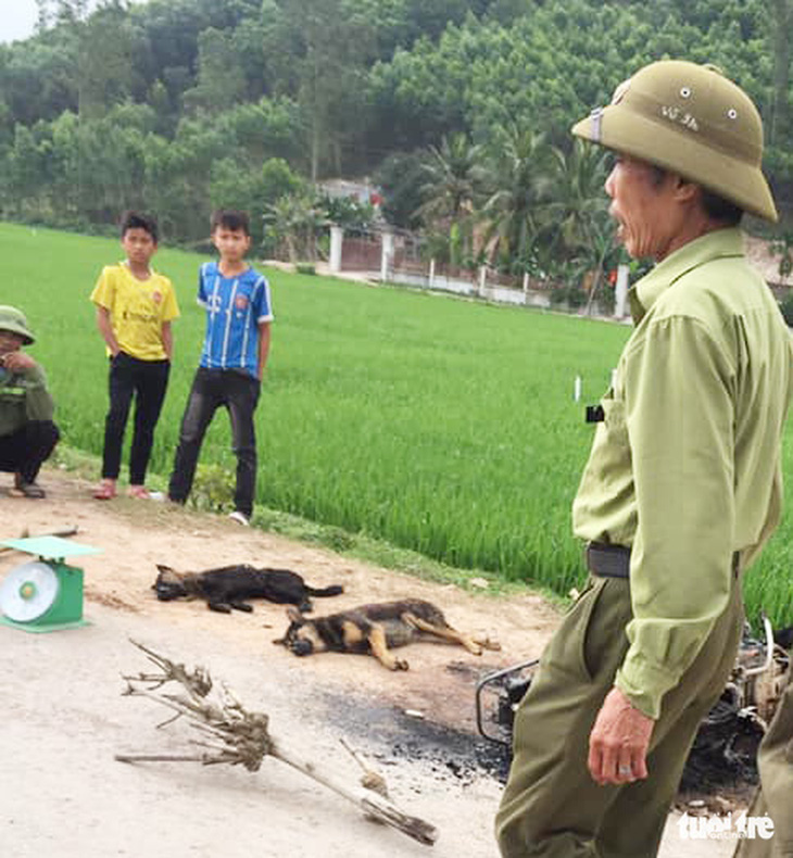 Nghi trộm chó, một người bị dân vây đánh chết, đốt xe máy - Ảnh 1.