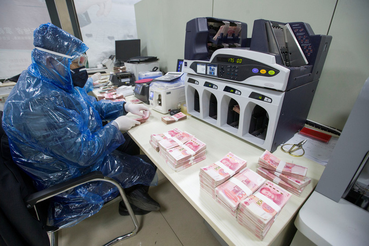 Trung Quốc: thưởng ngay 1.400 USD cho người tự trình báo nhiễm COVID-19 - Ảnh 1.