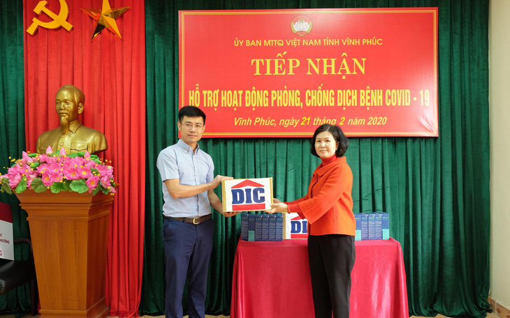 Tập đoàn DIC trao tặng Vĩnh Phúc 3.000 chai dung dịch sát khuẩn