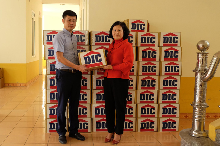 Tập đoàn DIC trao tặng Vĩnh Phúc 3.000 chai dung dịch sát khuẩn - Ảnh 2.