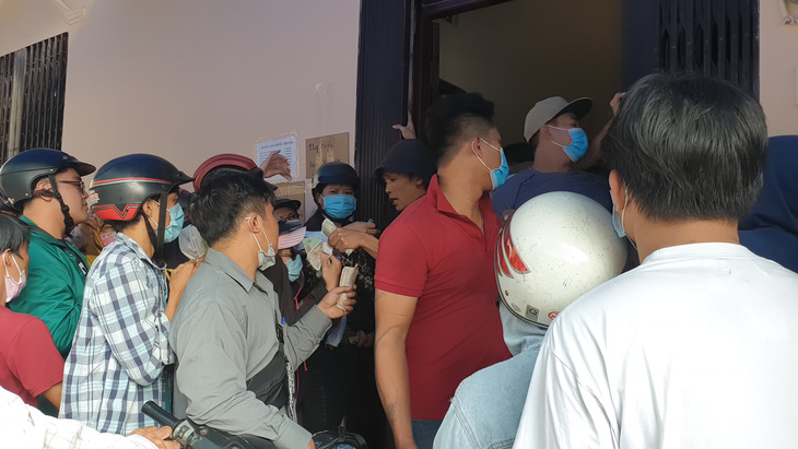 ‘Vỡ trận’ khẩu trang y tế tại chợ thuốc tây lớn nhất TP.HCM - Ảnh 9.