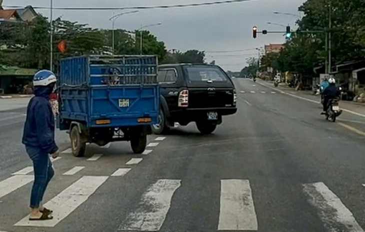 Tài xế xe biển xanh bị phạt tiền, tước bằng lái xe vì vượt đèn đỏ - Ảnh 1.