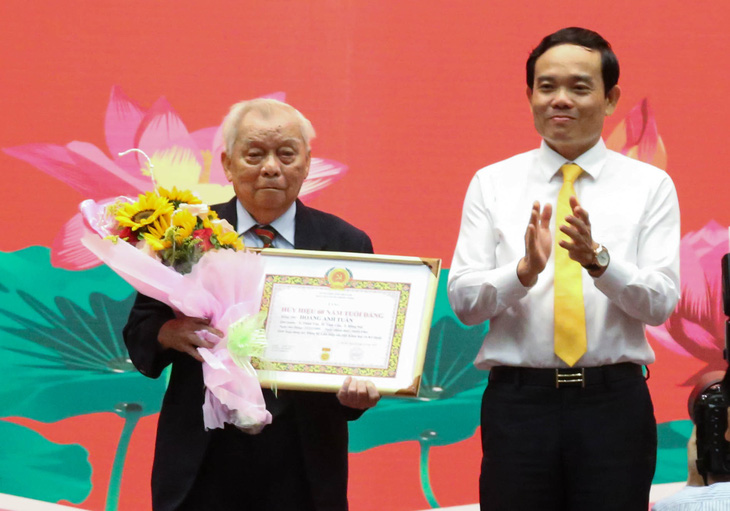 Chủ tịch Nguyễn Thành Phong nhận bằng khen đảng viên hoàn thành xuất sắc nhiệm vụ 5 năm - Ảnh 3.