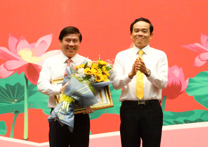 Chủ tịch Nguyễn Thành Phong nhận bằng khen đảng viên hoàn thành xuất sắc nhiệm vụ 5 năm - Ảnh 1.