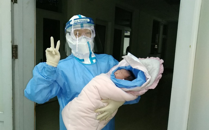 Thai phụ Trung Quốc nhiễm virus corona sinh con an toàn