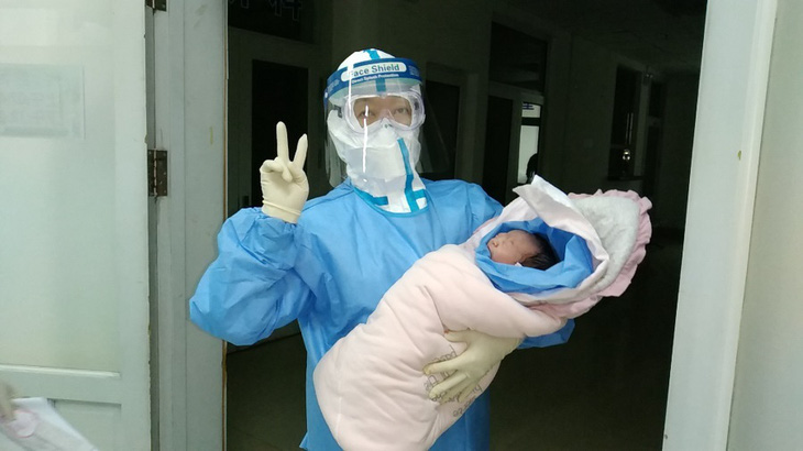 Thai phụ Trung Quốc nhiễm virus corona sinh con an toàn - Ảnh 1.