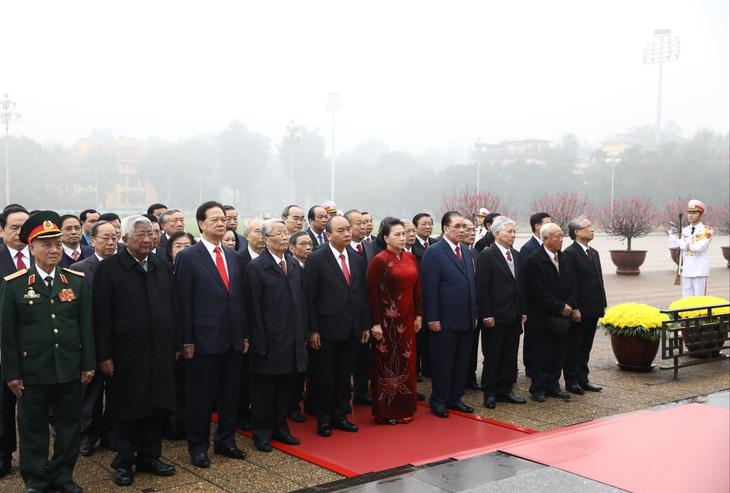 Lãnh đạo Đảng, Nhà nước vào Lăng viếng Chủ tịch Hồ Chí Minh, tưởng niệm các Anh hùng liệt sĩ - Ảnh 1.