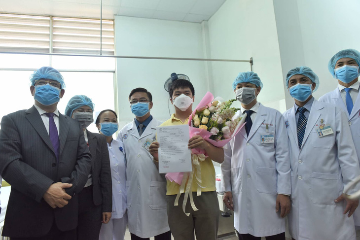 Bệnh viện Chợ Rẫy cho bệnh nhân Li Zichao xuất viện, người cha vẫn dương tính - Ảnh 3.