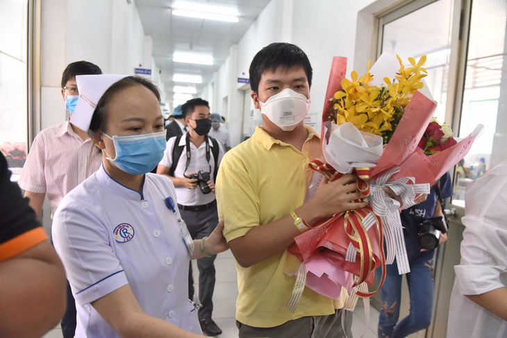 Bệnh viện Chợ Rẫy cho bệnh nhân Li Zichao xuất viện, người cha vẫn dương tính - Ảnh 5.