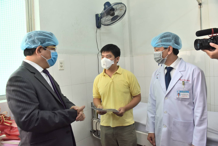 Bệnh viện Chợ Rẫy cho bệnh nhân Li Zichao xuất viện, người cha vẫn dương tính - Ảnh 4.
