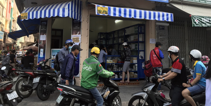 Cửa hàng thuốc tây ém khẩu trang, ‘chợ đen’ bán giá trên trời - Ảnh 4.