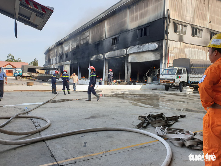 Cháy dữ dội tại nhà máy nệm mút trong khu công nghiệp ở Bình Dương - Ảnh 4.