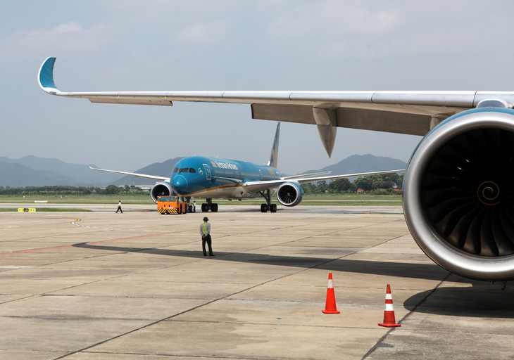 Giảm tần suất, hủy chuyến bay sang Hàn Quốc vì khách ngại dịch - Ảnh 1.