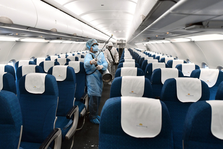 Máy bay Vietnam Airlines được khử trùng phòng dịch corona như thế nào? - Ảnh 1.