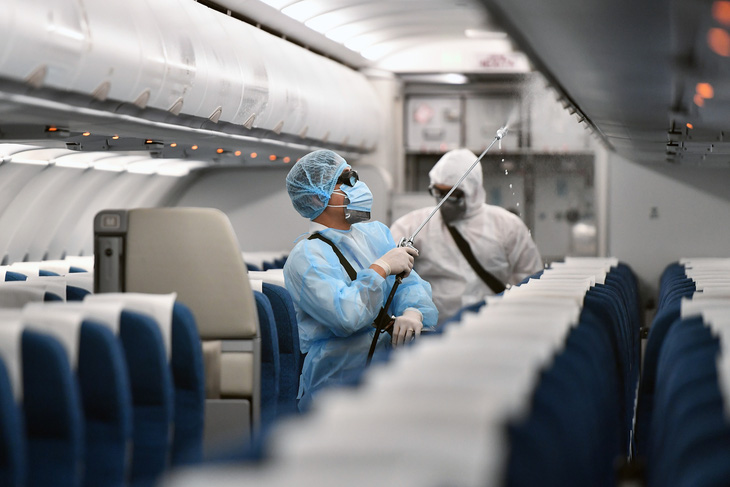 Máy bay Vietnam Airlines được khử trùng phòng dịch corona như thế nào? - Ảnh 2.