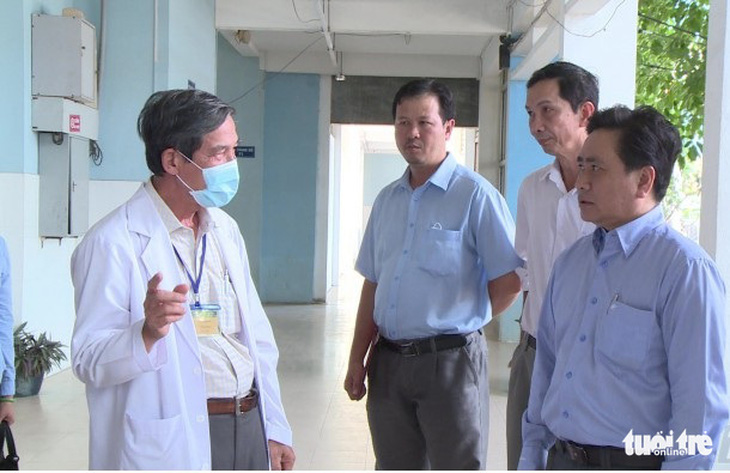 Cách ly 3 bác sĩ, 7 nhân viên Bệnh viện Quân y 120 đã khám cho 5 người Trung Quốc - Ảnh 1.