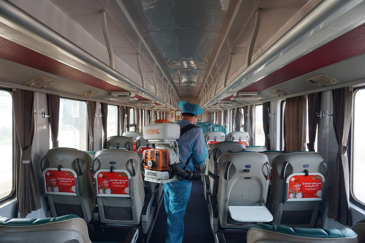 Cảnh khử trùng nguyên một đoàn tàu lửa trước khi chở khách ở ga Sài Gòn - Ảnh 1.