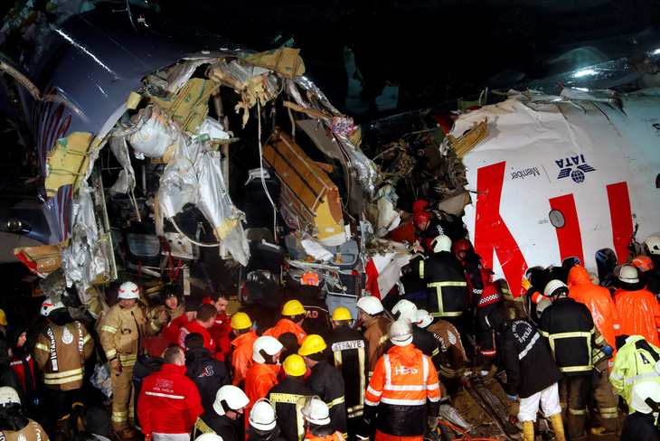Máy bay trượt khỏi đường băng ở Istanbul: 3 người chết, 179 người bị thương - Ảnh 1.