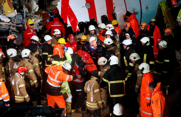 Máy bay trượt khỏi đường băng ở Istanbul: 3 người chết, 179 người bị thương - Ảnh 3.