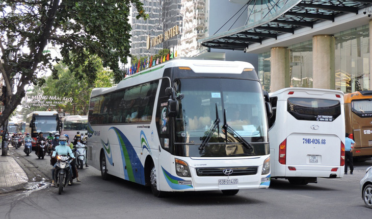 Cấm xe khách 29 chỗ trở lên vào trung tâm TP Nha Trang giờ cao điểm - Ảnh 1.