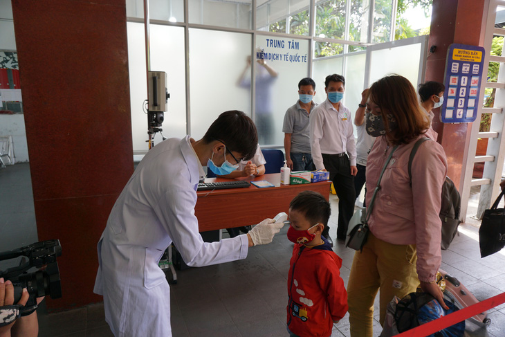 Kiểm tra thân nhiệt hành khách tại ga Sài Gòn chống dịch do virus corona - Ảnh 4.