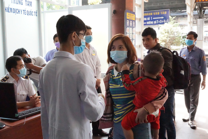 Kiểm tra thân nhiệt hành khách tại ga Sài Gòn chống dịch do virus corona - Ảnh 1.