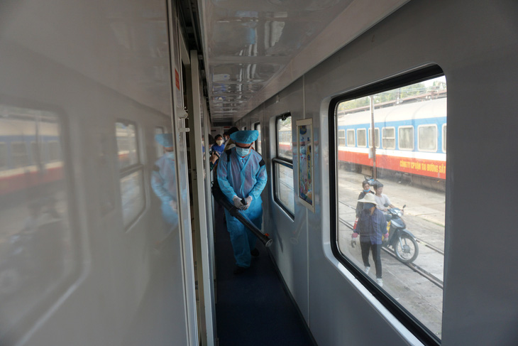 Cảnh khử trùng nguyên một đoàn tàu lửa trước khi chở khách ở ga Sài Gòn - Ảnh 4.