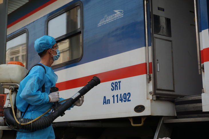 Cảnh khử trùng nguyên một đoàn tàu lửa trước khi chở khách ở ga Sài Gòn - Ảnh 5.