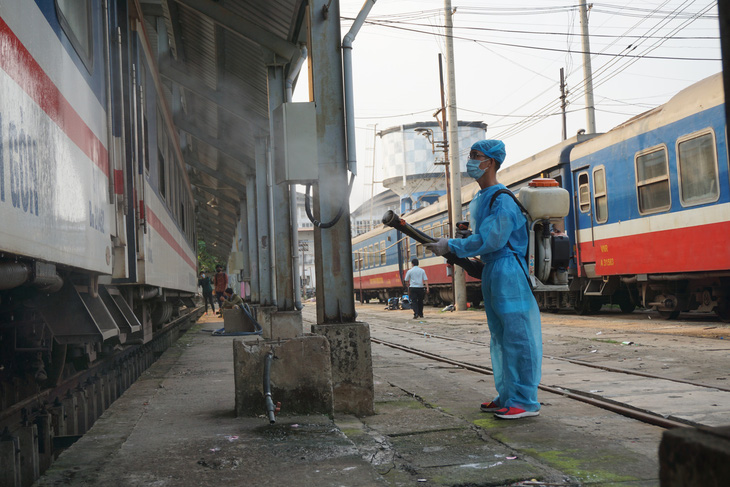 Cảnh khử trùng nguyên một đoàn tàu lửa trước khi chở khách ở ga Sài Gòn - Ảnh 6.