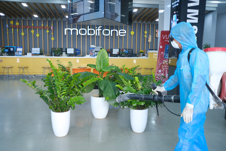 Mobifone khu vực 3 phát khẩu trang, khử trùng cửa hàng giao dịch phòng virus corona - Ảnh 3.