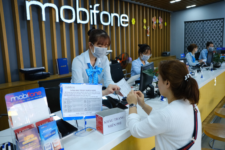 Mobifone khu vực 3 phát khẩu trang, khử trùng cửa hàng giao dịch phòng virus corona - Ảnh 4.