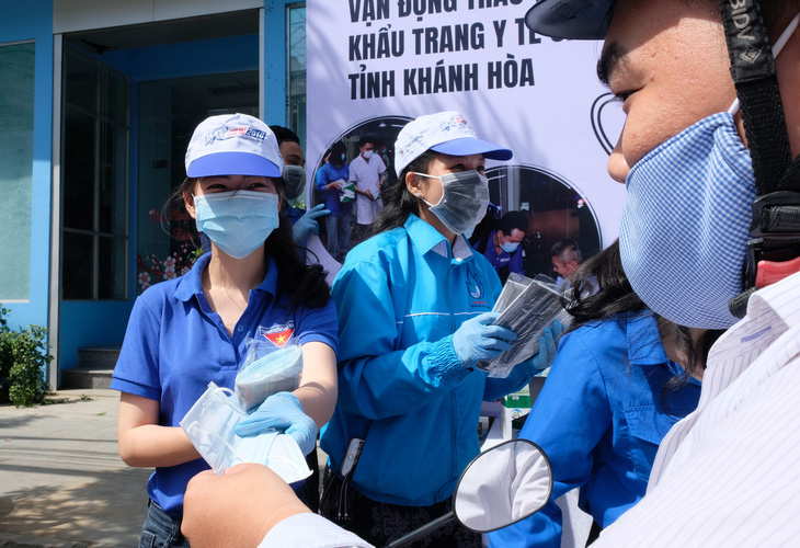 Phát miễn phí 20.000 khẩu trang y tế tại TP Nha Trang - Ảnh 2.