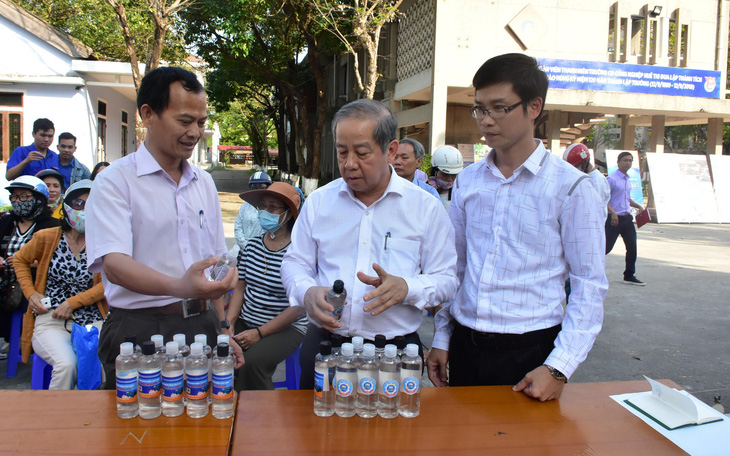 Thừa Thiên Huế hỗ trợ thầy, trò điều chế nước rửa tay diệt khuẩn miễn phí