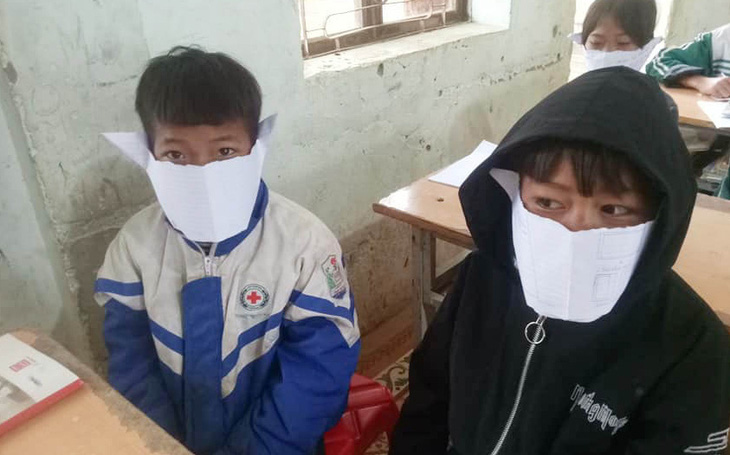 Học sinh miền núi Nghệ An đeo khẩu trang... bằng giấy phòng virus corona