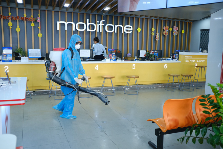 Mobifone khu vực 3 phát khẩu trang, khử trùng cửa hàng giao dịch phòng virus corona - Ảnh 1.