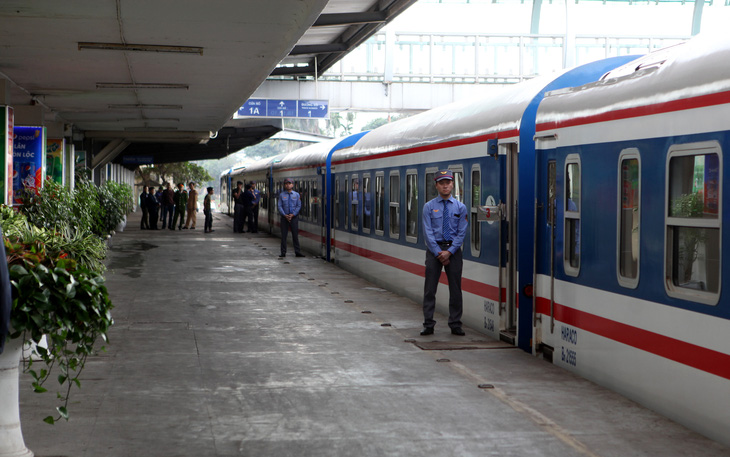 Giảm phí đổi, trả vé tàu cho học sinh, sinh viên nghỉ học vì dịch corona - Ảnh 1.