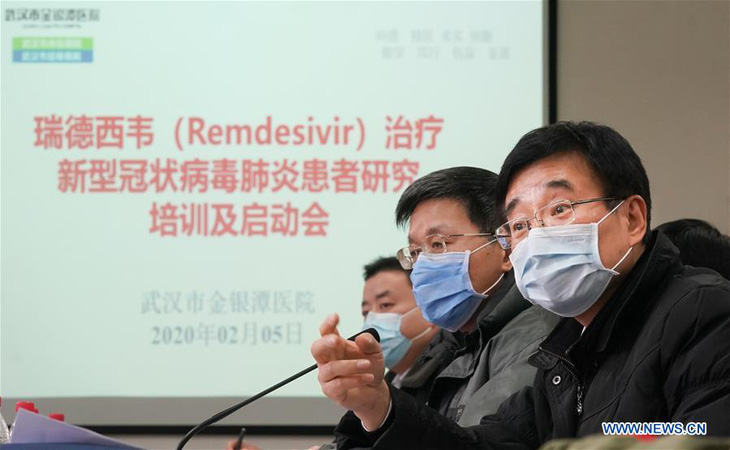 Trung Quốc sẽ thử nghiệm thuốc của Mỹ cho bệnh nhân nhiễm virus corona - Ảnh 1.