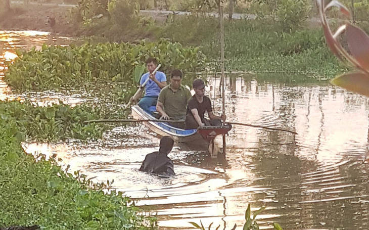 Công an lội kênh tìm vật chứng vụ Tuấn 