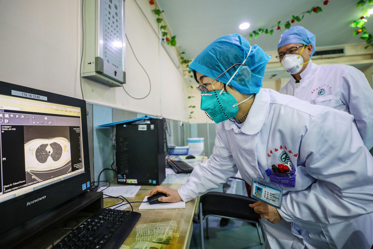 Nữ bác sĩ Trung Quốc kể lại lần gặp bệnh nhân đầu tiên nhiễm virus corona - Ảnh 2.