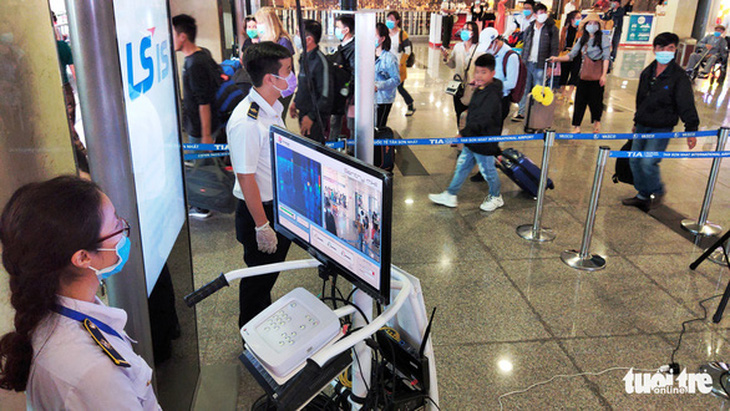 Giám sát chặt 64 khách quá cảnh Trung Quốc trên chuyến bay đến TP.HCM - Ảnh 1.