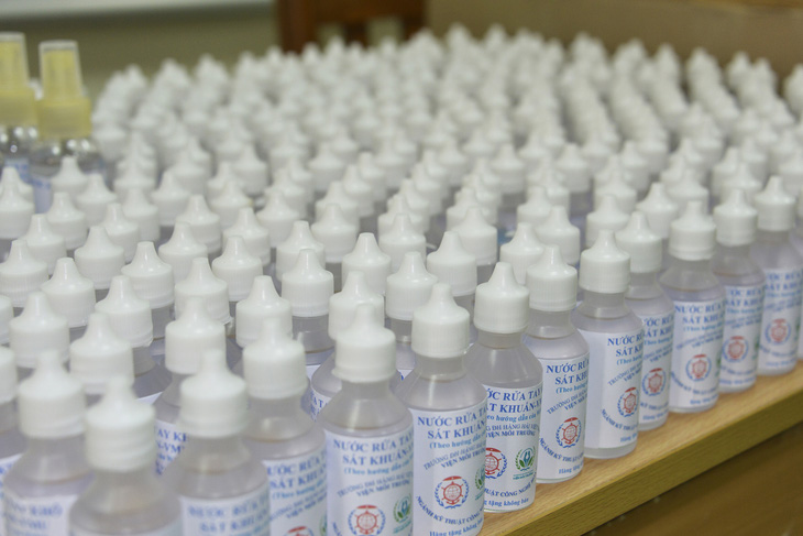 Trường đại học Hàng hải điều chế 20.000 chai nước rửa tay cho cán bộ, sinh viên - Ảnh 2.
