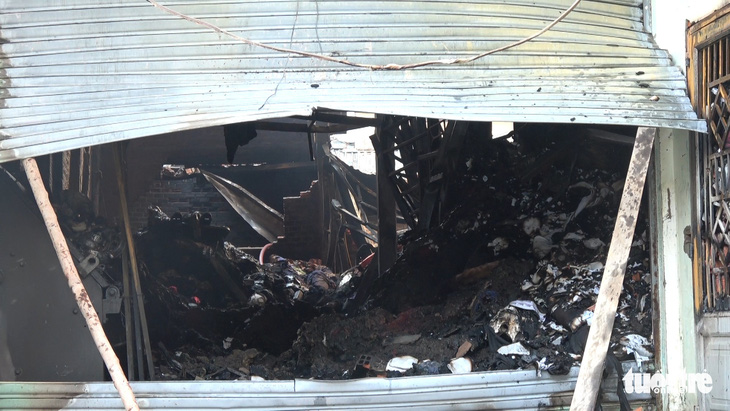 Căn nhà chứa vải vụn cháy ngùn ngụt, cảnh sát phải phá tường dập lửa - Ảnh 3.