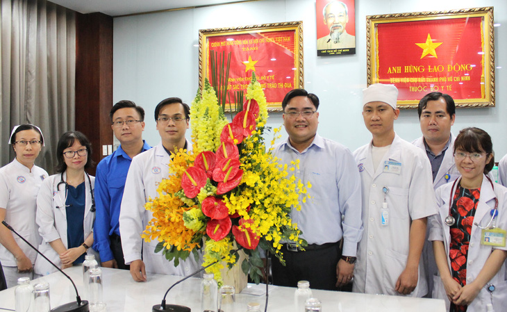 Thành đoàn TP.HCM khen tặng bác sĩ điều trị bệnh nhân nhiễm virus corona - Ảnh 1.